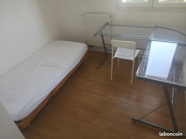 Chambre meublée avec charges comprises - proche gare