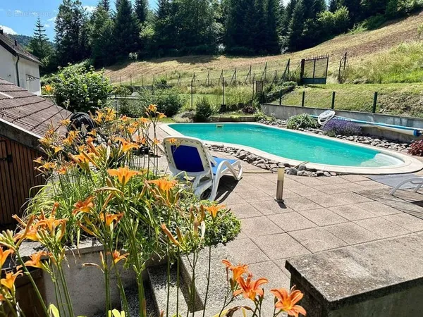 Vente maison de village rénovée avec piscine sur terrain de 907 m2 SERVANCE