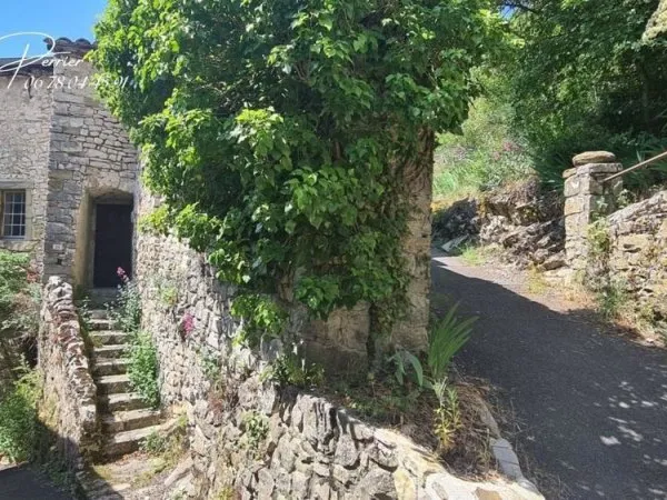 Maison de Village en pierre 6 pièce(s) 140 m2 et cour 7m²