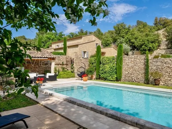 Propriété en pierre magnifique avec piscine et jolis jardins.