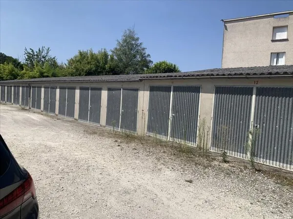 ANGOULEMENT - GARAGE FERME - A LOUER