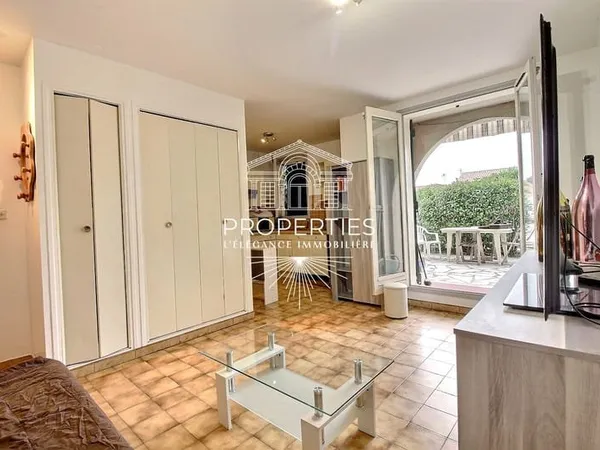 LA LONDE - CENTRE VILLE - STUDIO EN REZ-DE-JARDIN - 23M² - PARKING PRIVATIF