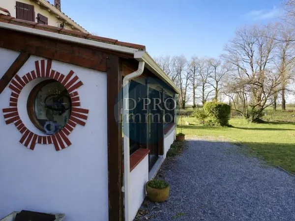 Cadre verdoyant : maison familiale avec grand jardin et plan d'eau