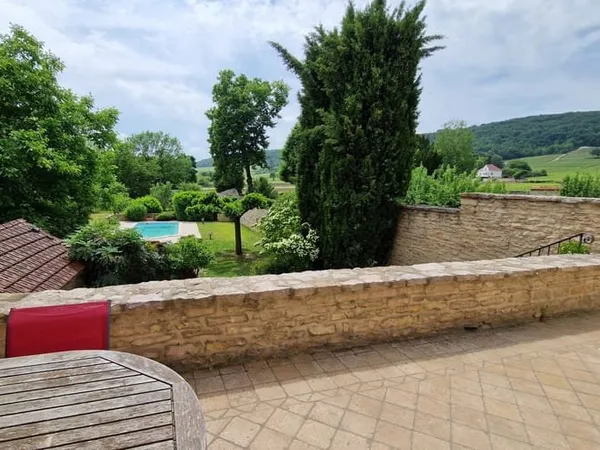 Coup de coeur pour cette rénovation de charme, vue vignes