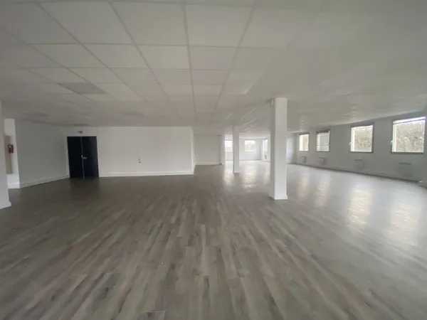 Bureaux - A LOUER - 2 513 m² divisibles à partir de 317 m²