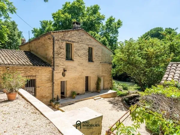 Ancien moulin du 18e à Uzès, au coeur d'un cadre bucolique
