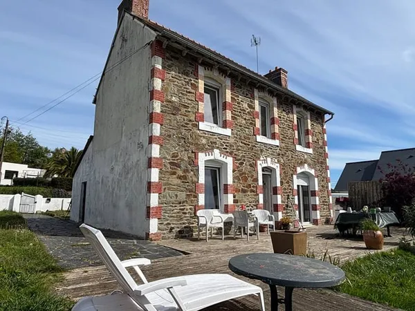 Maison de 90 m² sur un terrain de 649 m², avec un garage de 35 m².