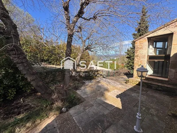 Maison de caractère 220m2, jardin, terrasse, places de parking privatives