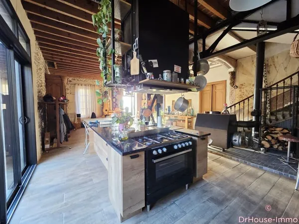Propriété 7 pièces 340m² avec dépendances et jardin.
