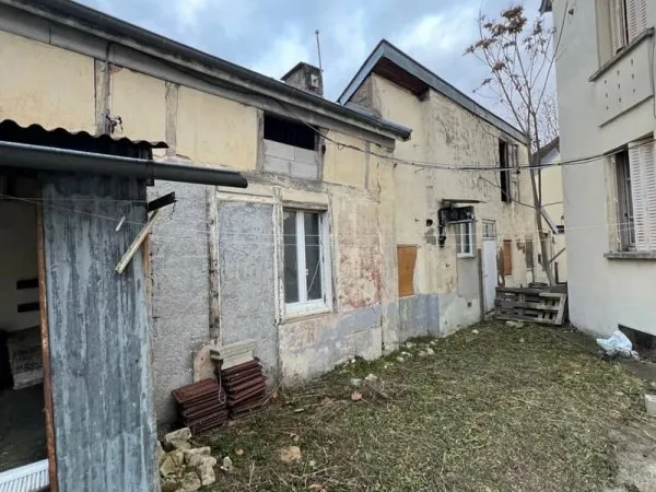 Petite maison de ville à aménager. PC obtenu