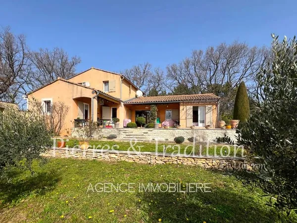 APT, belle propriété avec piscine et vue dégagée sur le Luberon