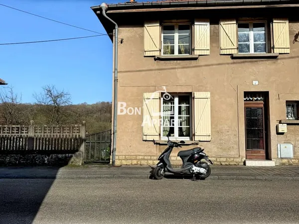 À vendre Maison mitoyenne d'un côté avec jardin