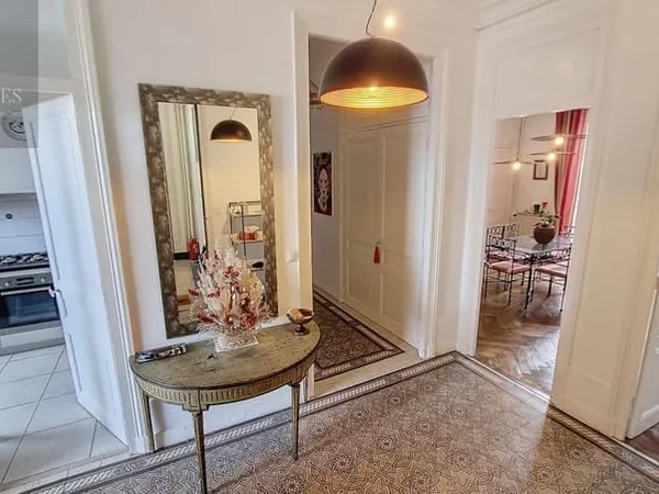 Appartement duplex style haussmannien T5 de 137.05M2 + 2 caves et terrasse et balcons- Bld Clémencea