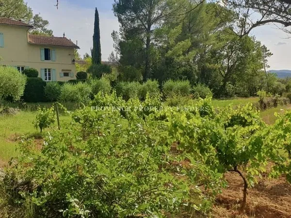 Exclusivité , À Correns, maison familiale de campagne à vendre