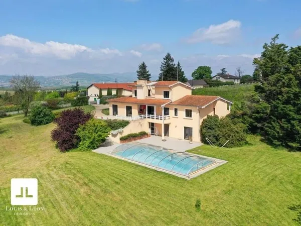 Maison 8 pièces 251 m²
