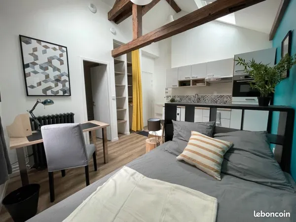 Studio meublé rénové avec poutres apparentes - Metz centre proche Fabert et Campus du Saulcy