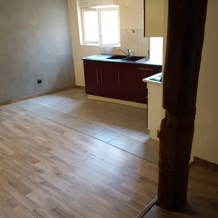 Loue appartement rénové. Isolé. [URL masquée pour votre sécurité] .terrain