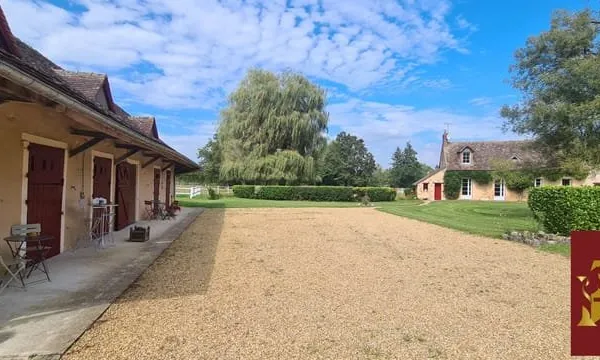 LA FLECHE Propriété équestre avec gîtes