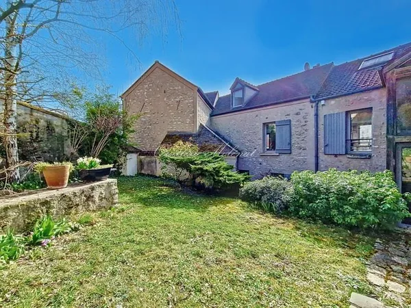 Grande maison de village avec jardin clos