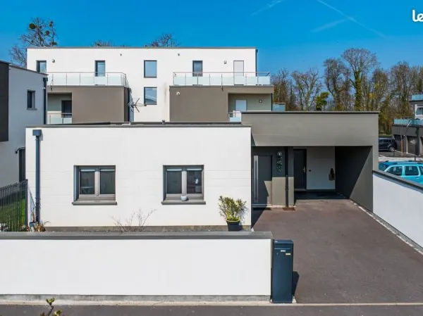 Coup de coeur pour ce plein pied individuel de 2022, 80m², 2 ch, terrasse, jardinets, carport 2 vl .
