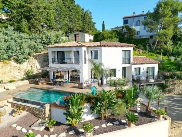 Villa 5 pièces 244 m²