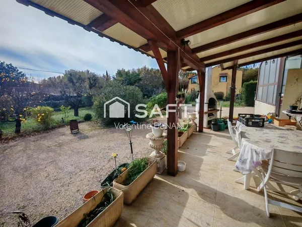 Maison de plain pied avec terrain arboré