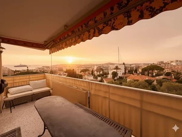 À VENDRE - 3 pièces traversant - Vue mer latérale - Avant-dernier étage - Juan-les-Pins / Quartier d