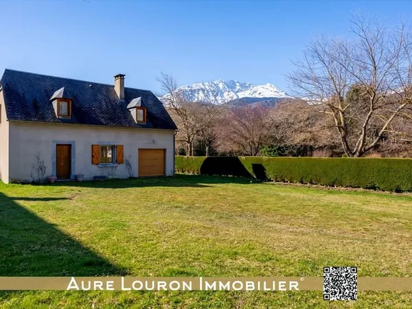 MAISON AVEC GRAND JARDIN - TERRASSE ET GARAGE AU COEUR DU VIL