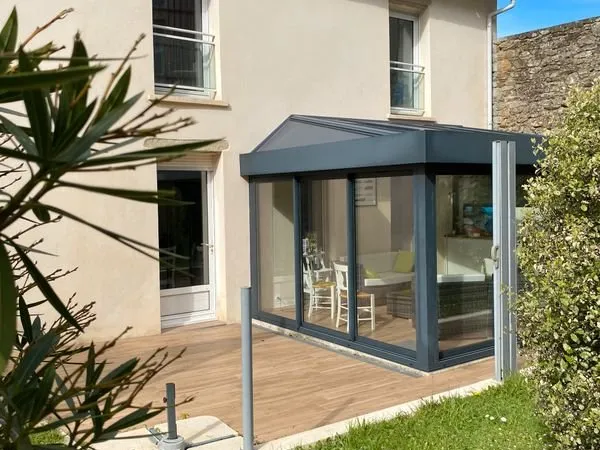 Maison familiale non mitoyenne rénovée avec goût, avec parking privé, au bourg de Lambézellec - 145 