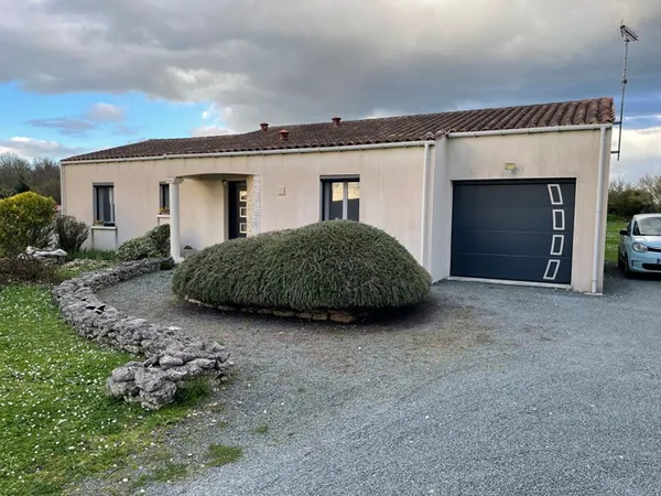 A 15 / 20 min de Rochefort : Pont L'Abbé D'Arnoult, maison plain pied 4 chambres avec jardin et gara