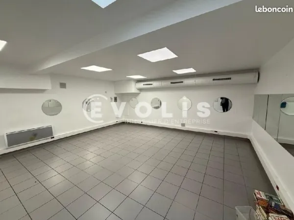 Local commercial 238 m²