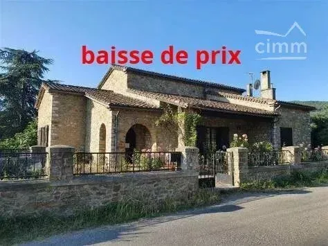 A vendre une grande maison en pierre avec jardin et garage
