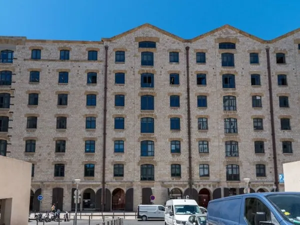Accès tout inclus à des espaces de bureau professionnels pour 1 personne à Marseille Les Docks