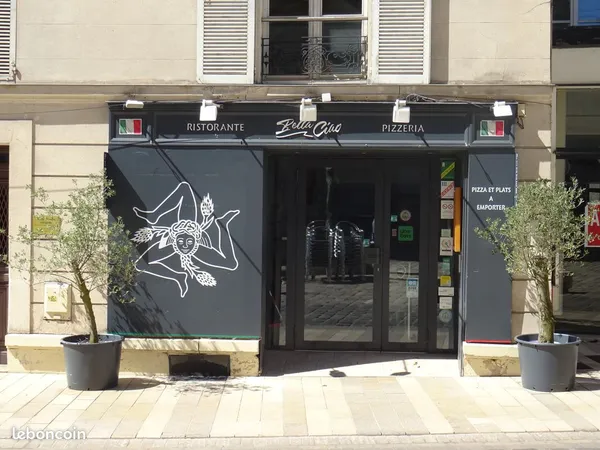 Local commercial sur le parvis de la cathédrale de Meaux