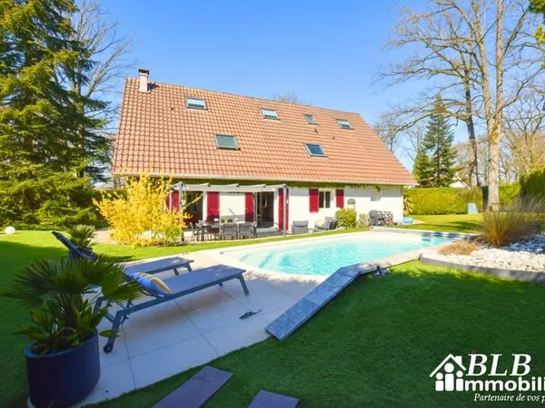 MAISON FAMILIALE A VENDRE 270 m2 + PISCINE + JACUZZI + 104