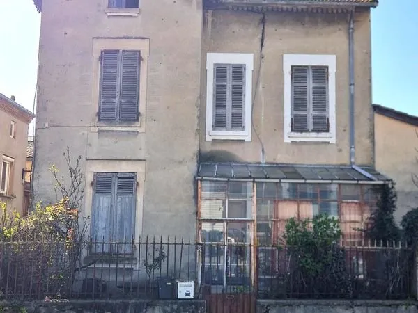 CONDRIEU - BEAU POTENTIEL - MAISON ANCIENNE de 117m² A RENOVER - COUR et JARDINET