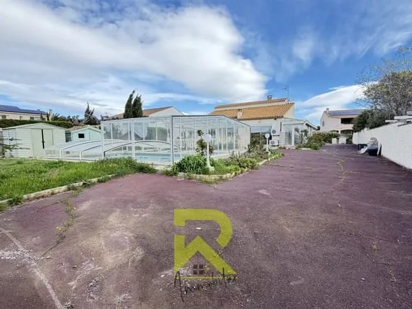 Marseillan Villa F6 de plain-pied de 160 m2 sur parcelle de 1 289 m2 avec garages et studio indépend