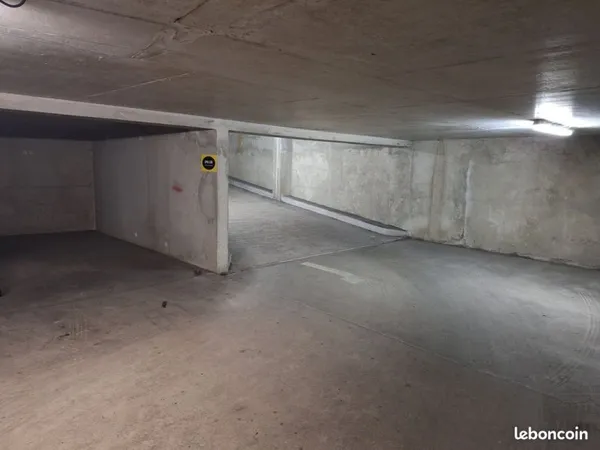 Places de parking à louer - 2 rue des Iris, Bron