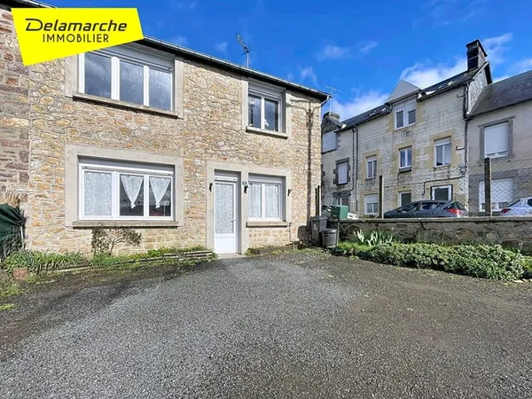 Exclusivité maison centre ville 3 pièces avec cour et garage à La Haye Pesnel (50320)