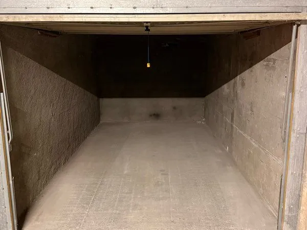 Garage fermé sécurisé 13,5 m²