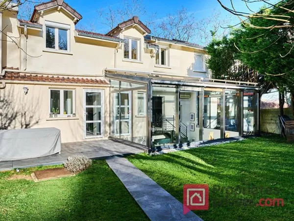 Maison au calme avec jardin et studio indépendant