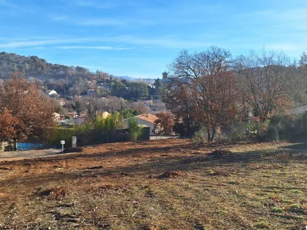 Terrain 748 m²