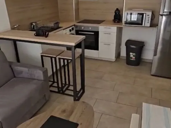 Studio meublé refait à neuf avec terrasse centre ville Nice