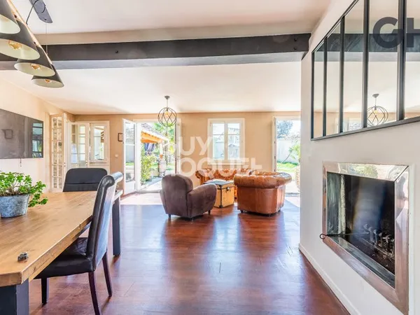 MAISON DE CHARME DE 7 PIÈCES A ETIOLLES - AVEC PISCINE ET DÉPENDANCE