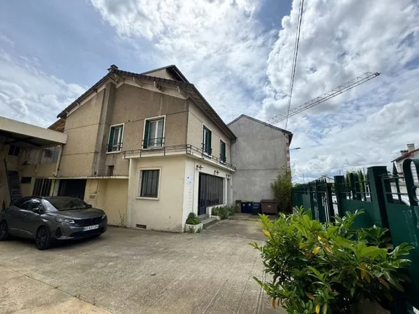 Terrain 719 m²