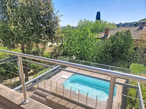 Maison Villeneuve Les Avignon 4 pièce(s) 91 m2 sur une parcelle de 305 m² avec piscine et vue sur le