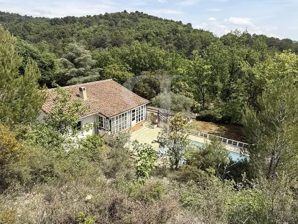 Villa avec grand terrain en pleine campagne région Visan.