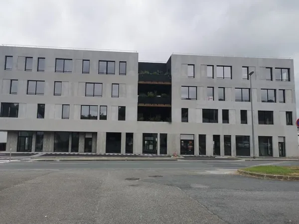 LOCAL COMMERCIAL BRUT 449 M2 AVEC VITRINES - IMMEUBLE NEUF -