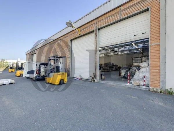 Local d'activité 2008 m²