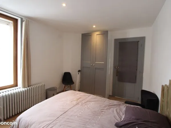 Chambre sdb et wc privatifs (toutes charges comprises; chauff, élec, internet..)